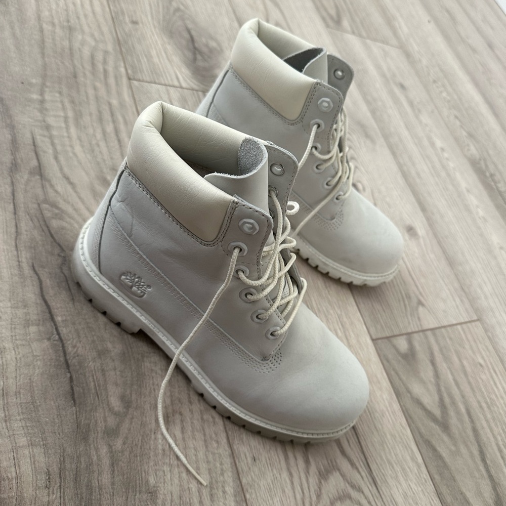 Timberland limited release 
 White/light Grey Blue Size 6
Worn twice